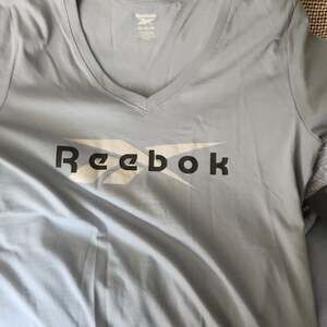 Reebok Women's Identity Slim Fit Graphic V-Neck T-Shirt Leisure Blue
